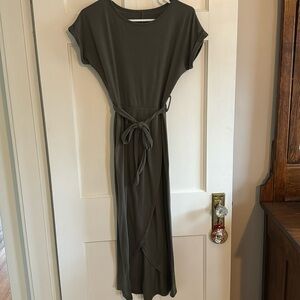 🌻 Grecerelle olive green knit dress with belt. Size S.